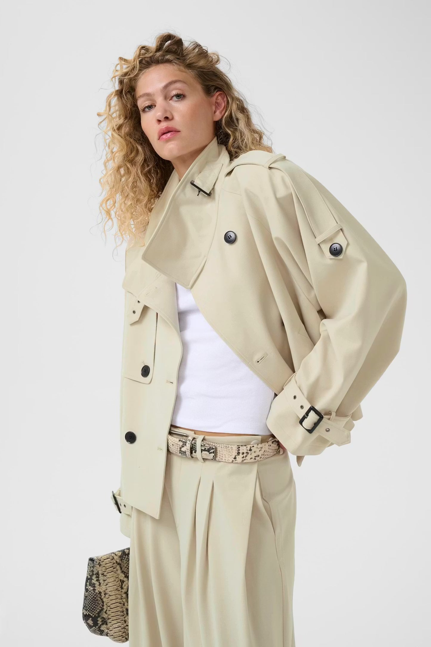 avic short trench