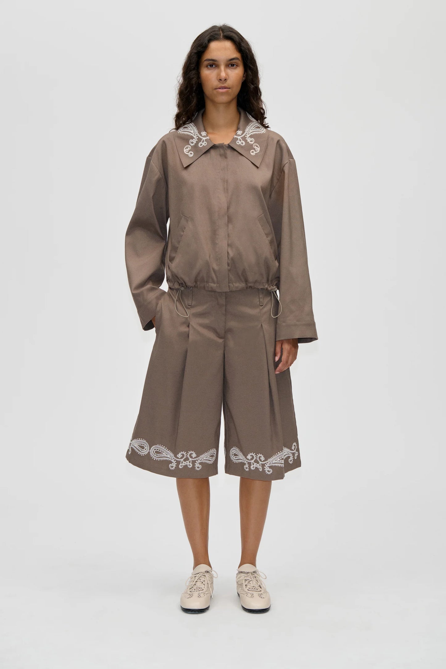 2492 Embroidered Canvas, Pleated Eyelet Bermuda