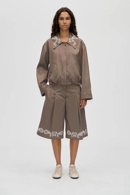 2492 Embroidered Canvas, Pleated Eyelet Bermuda